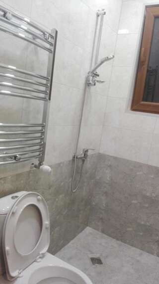 Мини-отель Guest House Kakheti Кварели Трехместный номер с собственной ванной комнатой-8
